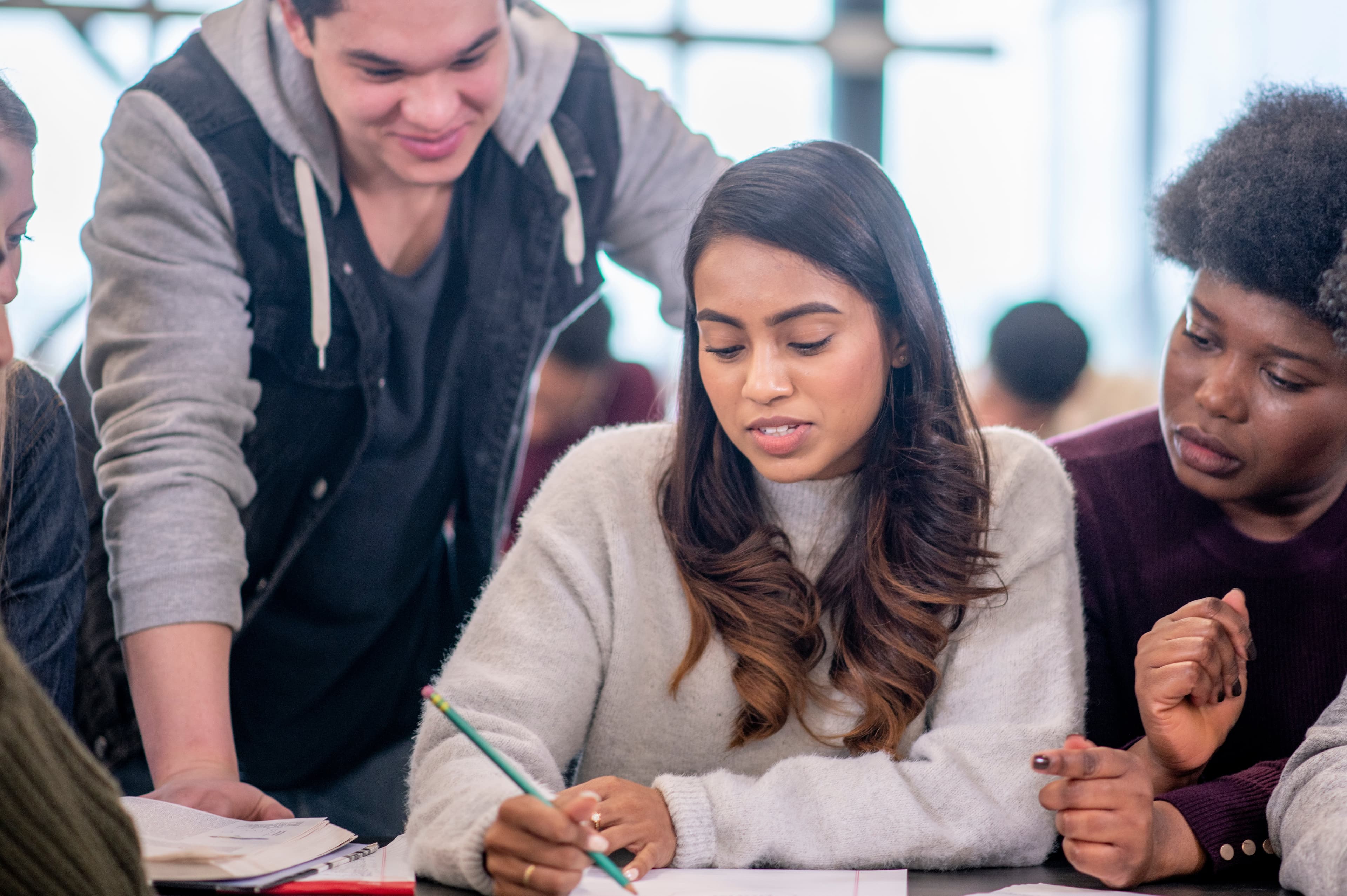 Jugendliche arbeiten gemeinsam in einer Akademie und tauschen sich über Bildungswege aus